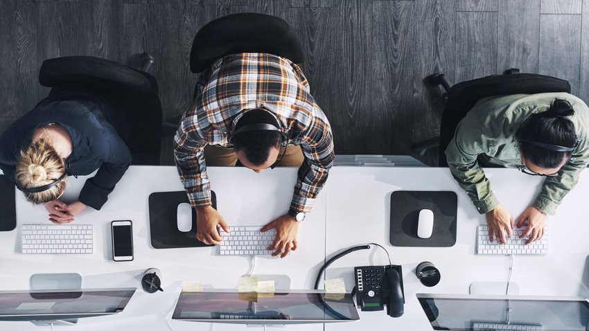 Groupe d'agents d'un centre d'appels travaillant dans un bureau